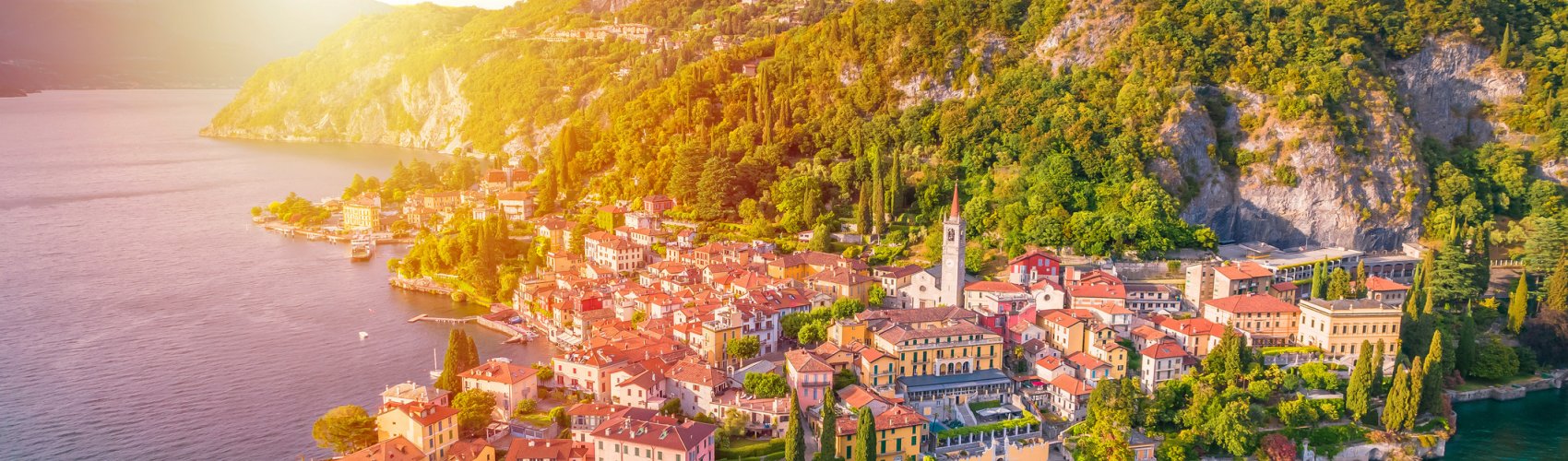 Blick auf Varenna am Comer See © xbrchx - stock.adobe.com
