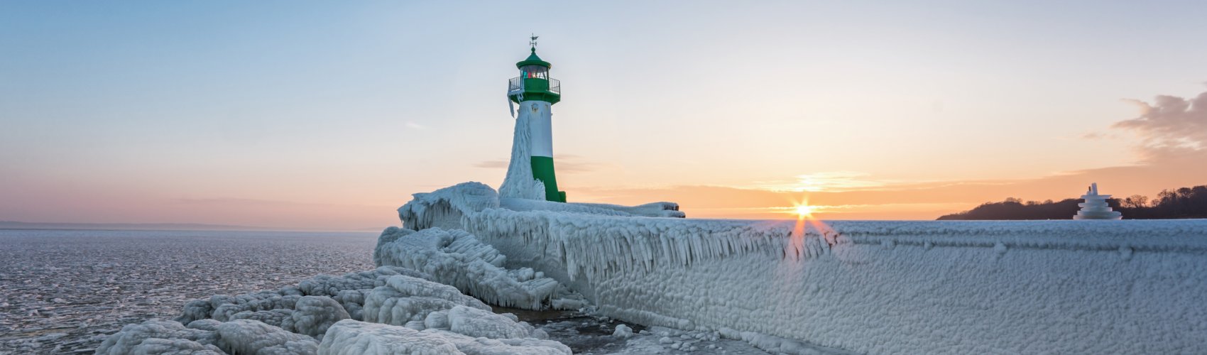 Winter auf der Insel Rügen - Leuchtturm Hafen Sassnitz © Mirko Boy - stock.adobe.com
