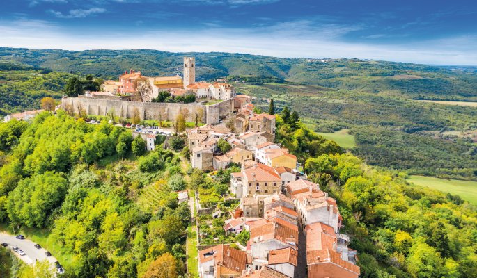Blick auf die Altstadt von Motovun © ilijaa - stock.adobe.com