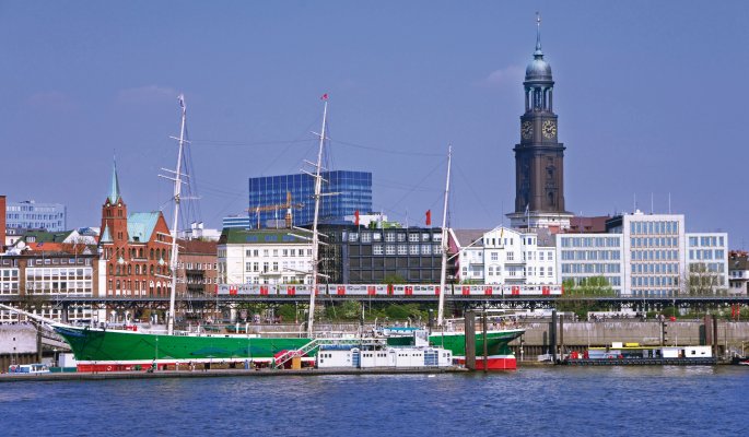 Hamburger Hafen mit "Michel" © flashpics-fotolia.com