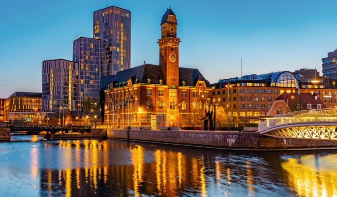 Malmö bei Nacht © dudlajzov - stock.adobe.com