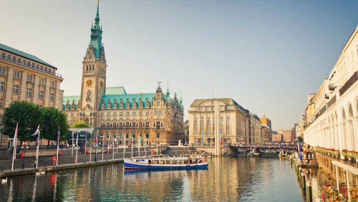 Ausflugsboot vor dem Hamburger Rathaus © -shutterstock.com/2013
