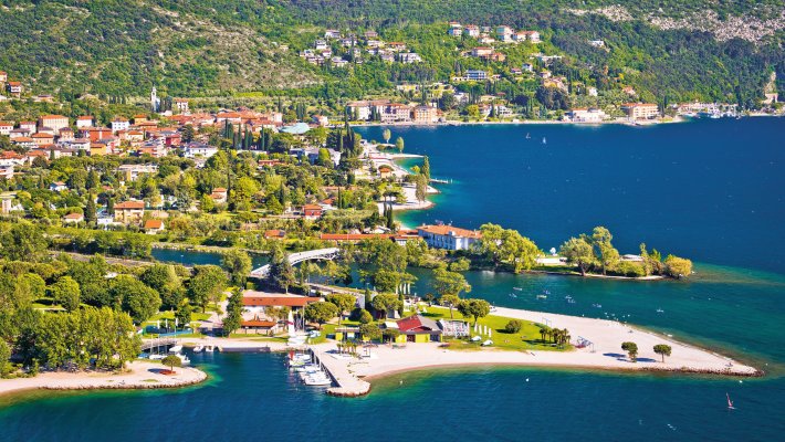 Blick auf Torbole am Gardasee © xbrchx-stock.adobe.com
