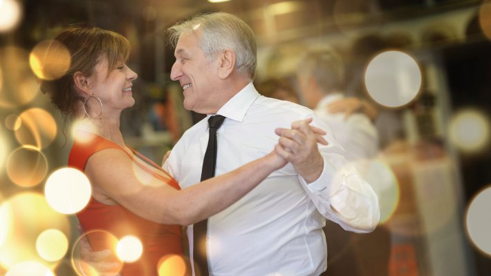 Gemeinsam tanzen und feiern © goodluz - stock.adobe.com