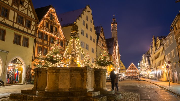 Weihnachtlich geschmückter Brunnen in Rothenburg ob der Tauber © Asvolas - stock.adobe.com