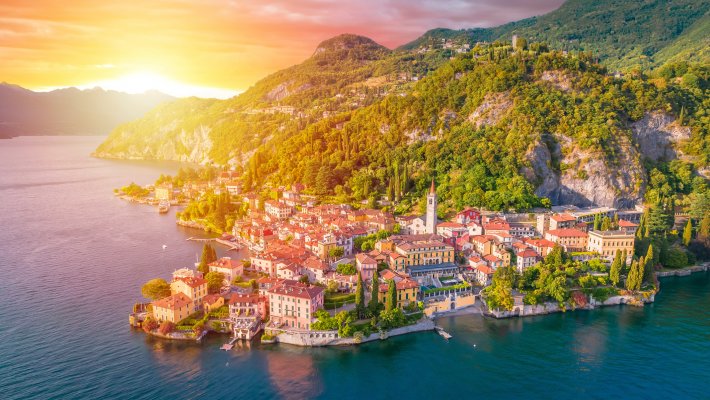 Blick auf Varenna am Comer See © xbrchx - stock.adobe.com